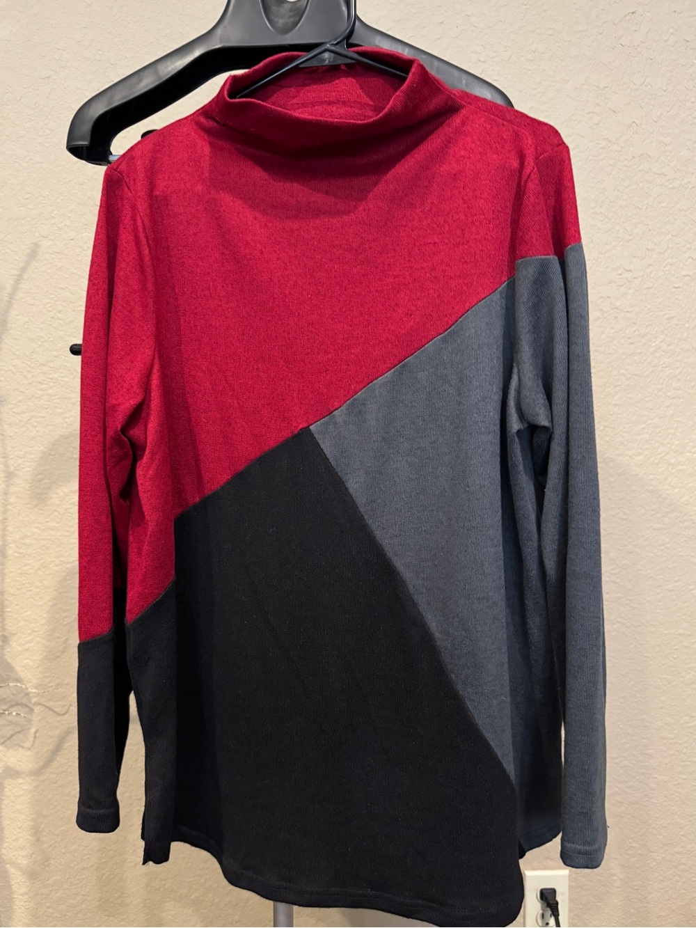 Suzanne Betro Womens Colorblock Long-Sleeve Top - Red, Gray & Black